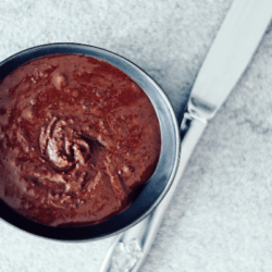 bol de tartine de chocolat avec couteau