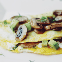 assiette d"omelette champignons avocats