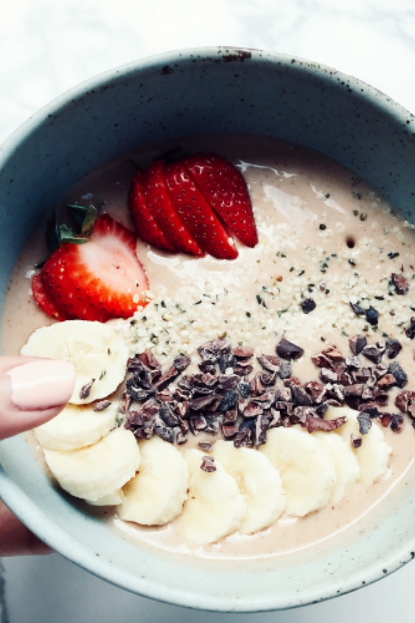 chocolat smoothie bowl with strawberries